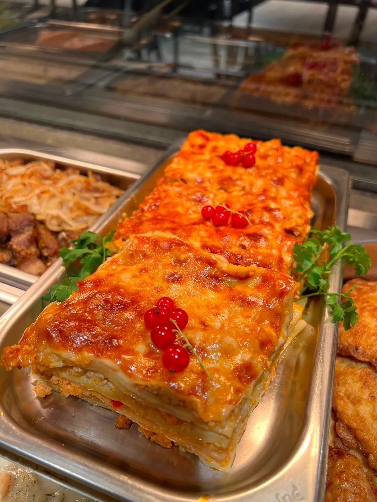 Lazanja ar jāņogām bistro vitrīnā